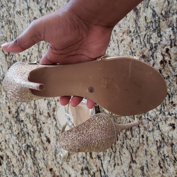 Gold t-strap heel sandal. - Picture 4 of 4